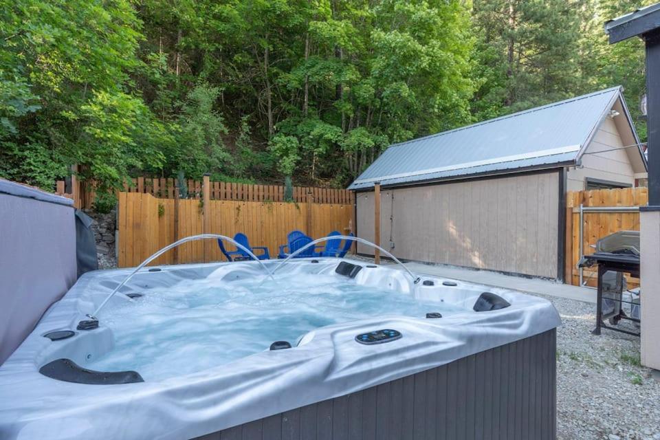 Close To Hiawatha Tr And Biking With Hot Tub Уолъс Екстериор снимка